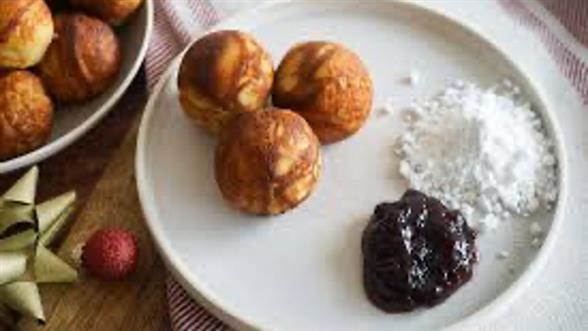 3 æbleskiver med syltetøj og flormelis